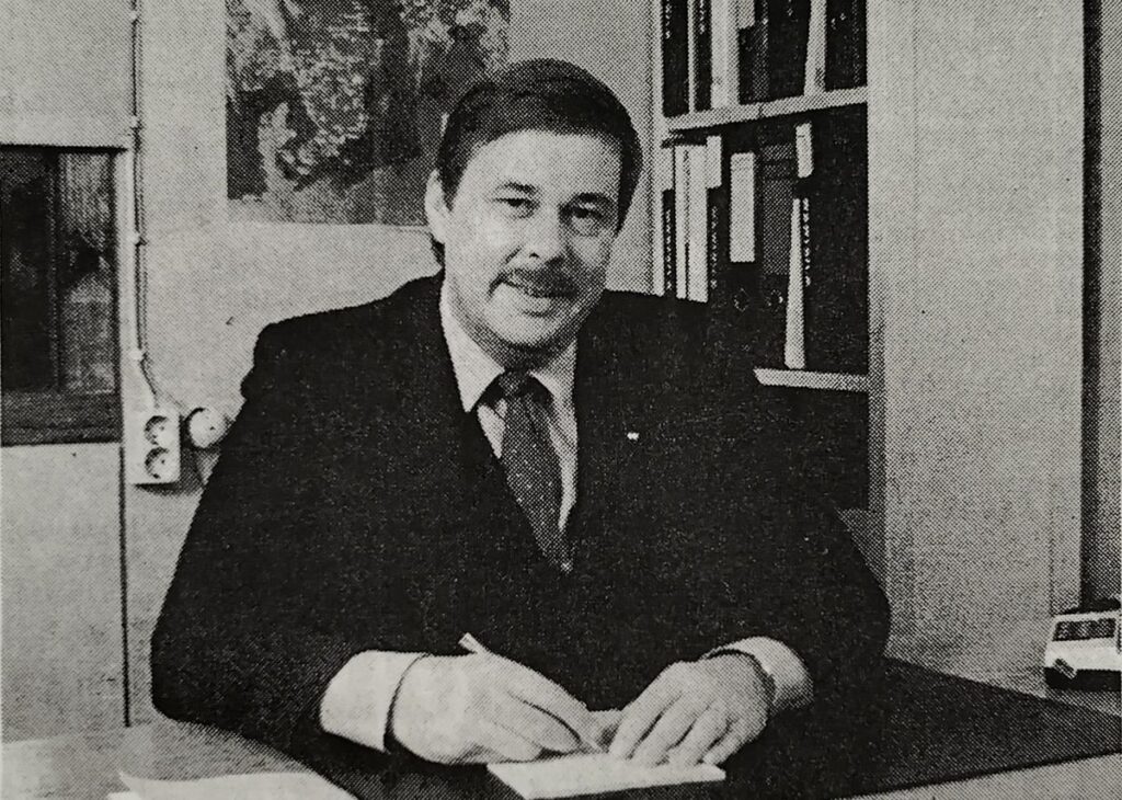 Hannu Lehto työpöytänsä ääressä