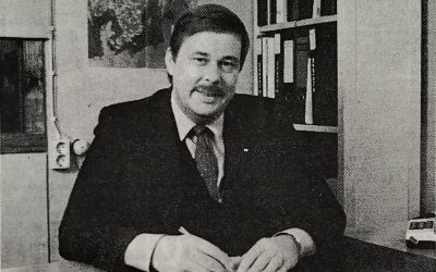 Hannu Lehto työpöytänsä ääressä